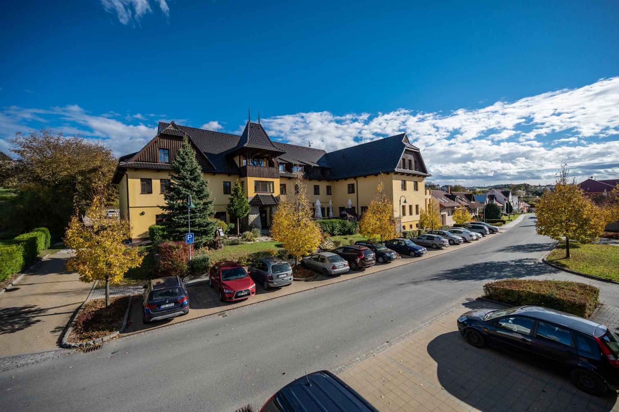 Valassky Hotel A Pivni Lazne Ogar Luhačovice Dış mekan fotoğraf